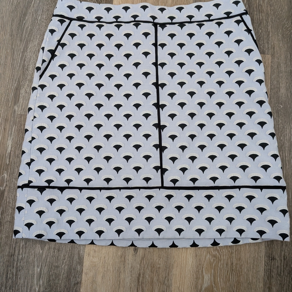 Ann Taylor White Pencil Skirt with Black Geometric Fan Print